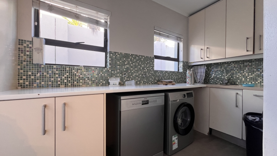 To Let 5 Bedroom Property for Rent in Big Bay Western Cape